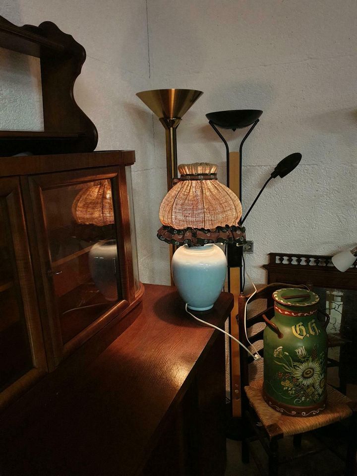 extrem hässliche Tischlampe abzugeben,vintage,granny,Bauernmöbel in Köln