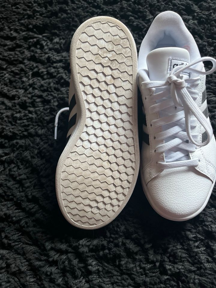 Adidas Grand Court Sneaker Gr 36 2/3 22,5cm in Lemgo