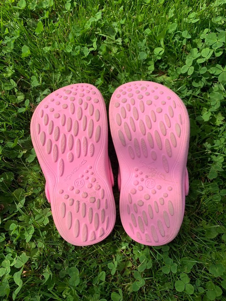 Gartenschuhe Badeschuhe Frozen Eisköngin Größe 26 rosa Clogs in Niederfrohna