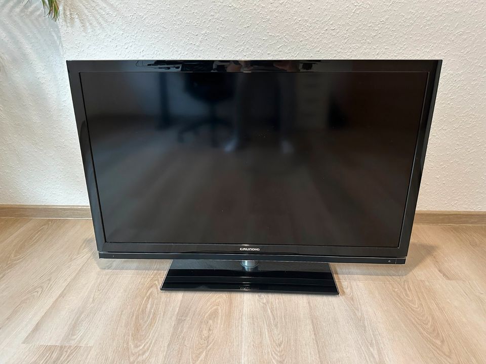 Grundig 40 VLE 8160 - 40" 1080p TV in Königsbach-Stein 
