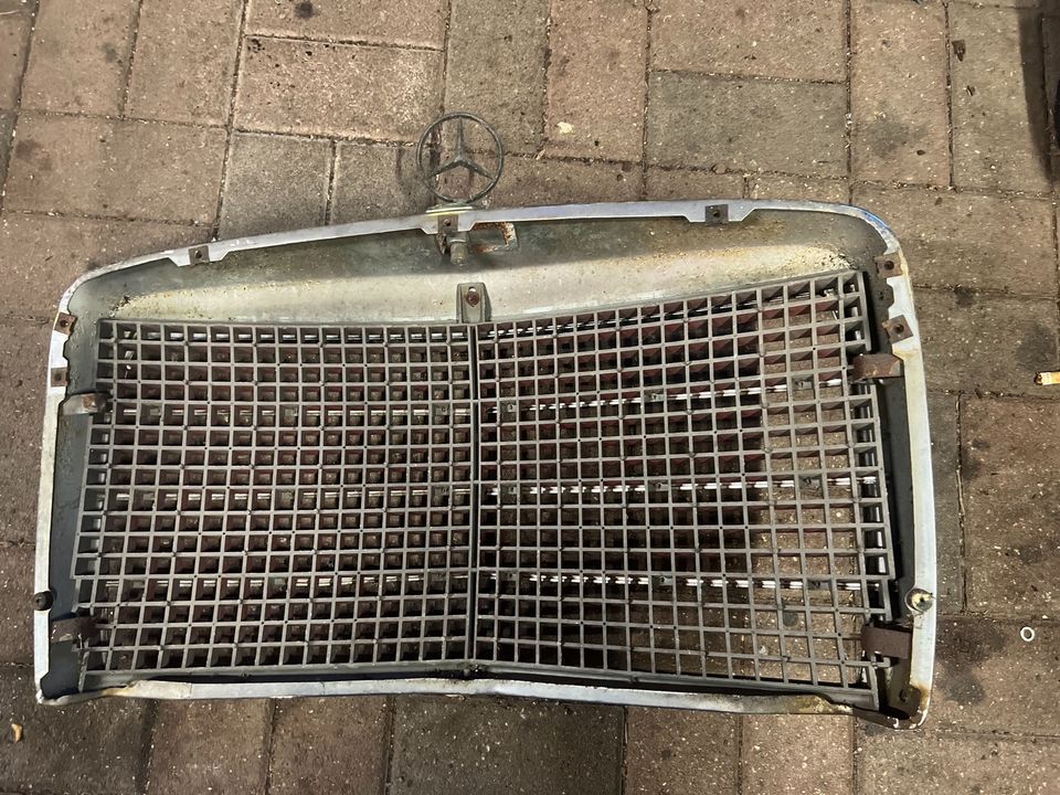 Mercedes Kühlergrill W115 W114 /8 Stern Chrom in Niederwinkling