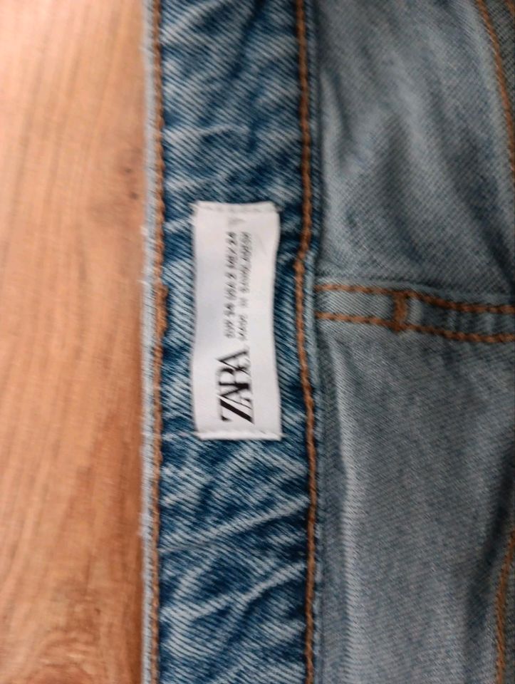 ZARA Jeans mit Schlitz in Kolbermoor
