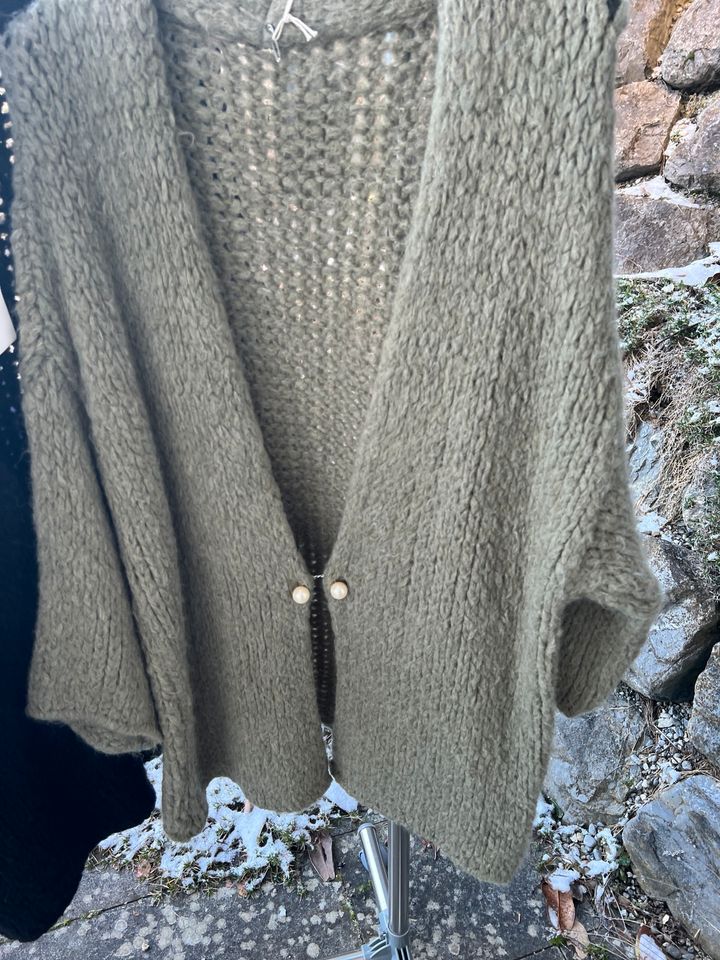 Strickjacke Perlen Verschluss Flieder Khaki schwarz in Engen