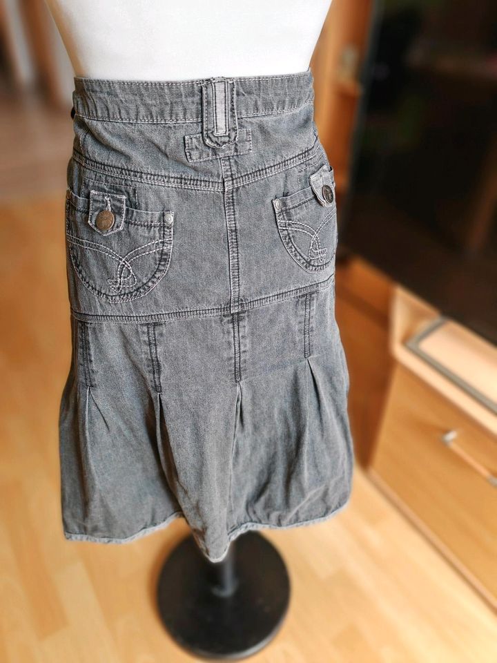 Jeansrock schwarz v. Sheego, Gr. 52 m. Reißverschluss, knielang in Bayern -  Roth | eBay Kleinanzeigen ist jetzt Kleinanzeigen