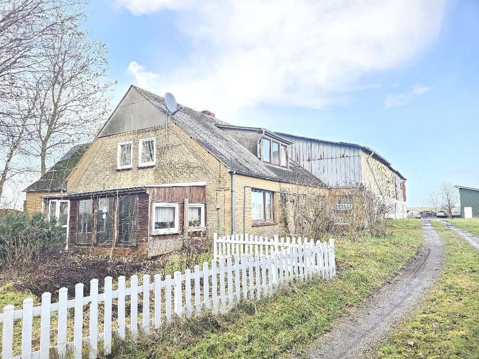 Idyllisch gelegener Resthof mit ca. 14ha Eigenland und Sanierungsbedarf bei Heide in Schlichting