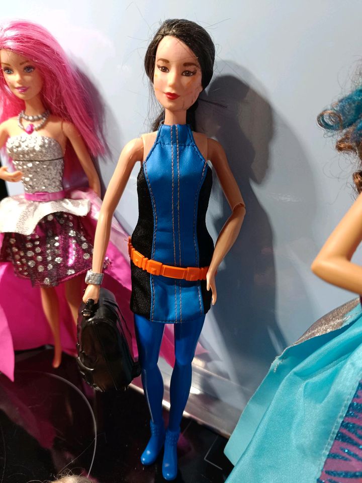 Barbie Konvolut 6 Barbies Mattel Meerjungfrau Sängerin Gitarre in Gummersbach