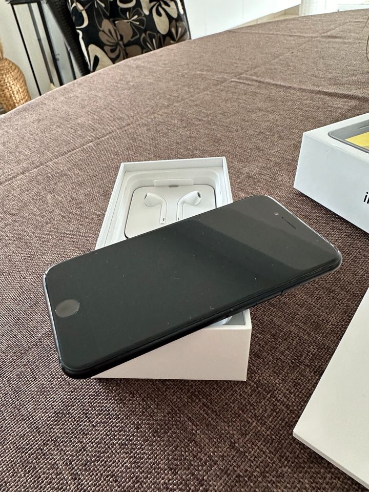 iPhone SE 2020 128gb schwarz mit allem Zubehör neuwertig in Bad Lippspringe