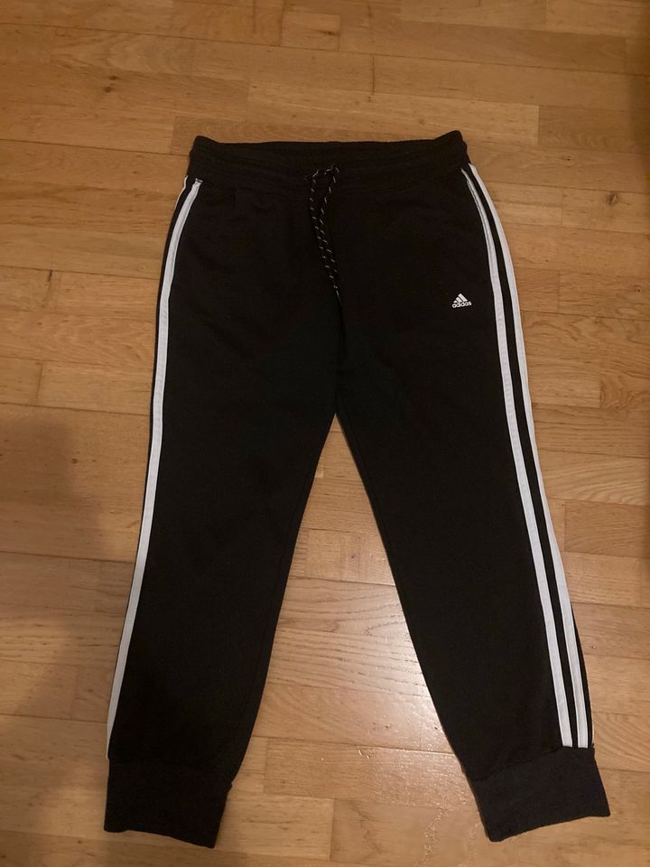 Adidas Kinder Sporthose Jogging Hose Trainingshose schwarz 152 in Ahaus