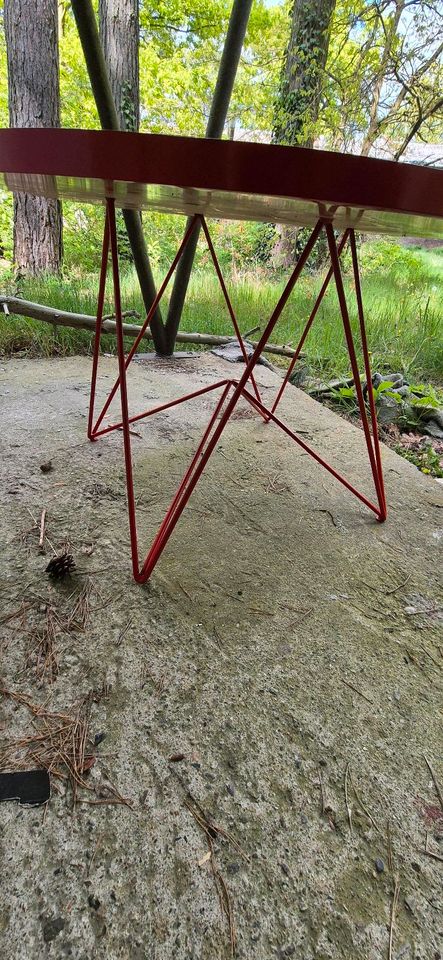 Holztisch mit Merallrahmen rot. Designertisch. Unikat. in Seddiner See