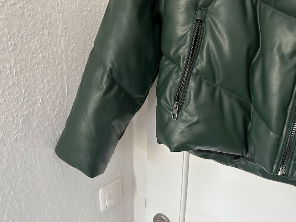 Zara Fake Lederjacke S 36 grün gesteppt Kunstleder Kapuze in Hamburg