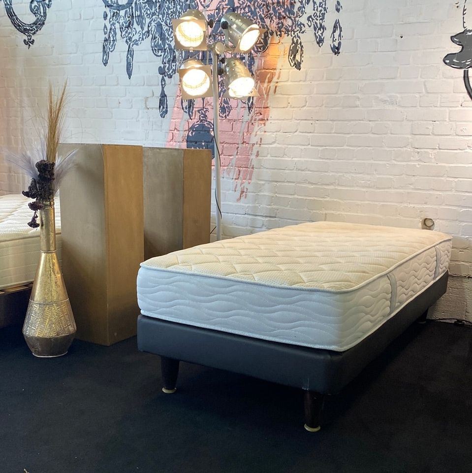 0x Bett Boxspringbett mit Matratze schwarz Leder 90x200 Hotel in Berlin