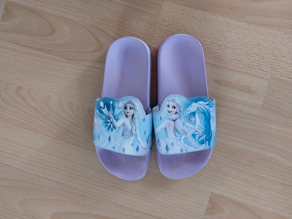 Badeschuhe Elsa/Eiskönigin H&M - Größe 30/31 in Nittendorf 