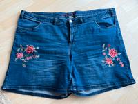 Jeansshort mit Blumen, bonprix Größe 52 Baden-Württemberg - Ditzingen Vorschau