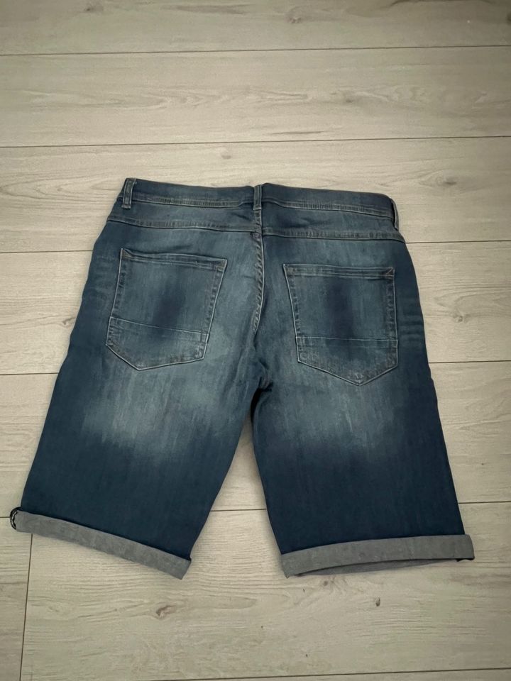 Hose Kurze Hose Jeans 33 in Duisburg