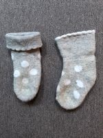 Baby Socken Neugeborene grau mit weißen Punkten Rheinland-Pfalz - Kaiserslautern Vorschau