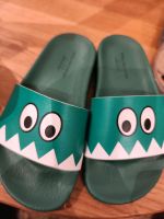 STELLA MCCARTNEY KIDS  GRÜNE BADEPANTOLETTEN MIT KROKODIL-PRINT Bayern - Weißenhorn Vorschau