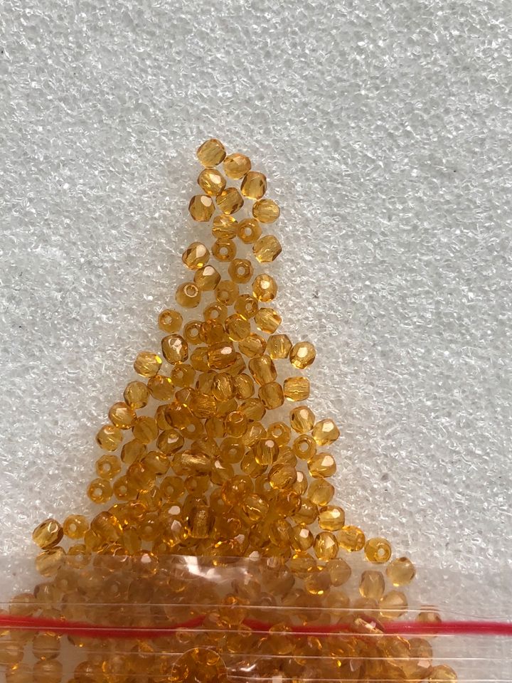 Facettierte Glasperlen 3mm. 100g Beutel, ca. 3000 Perlen in Berlin