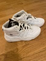 Adidas Sneakers Gr. 37,5 Gr. 38 Sehr guter Zustand Frankfurt am Main - Westend Vorschau