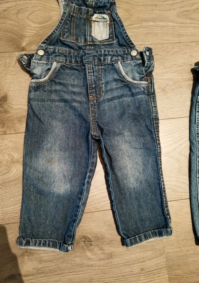 Jeans Latzhosen Gr. 80 mit kleinen Mängeln in Zetel