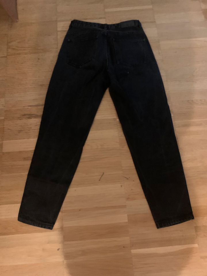 Pull&Bear Moms Jeans Denim mit zwei Löchern Schwarz Gr.36 in Frankfurt am Main