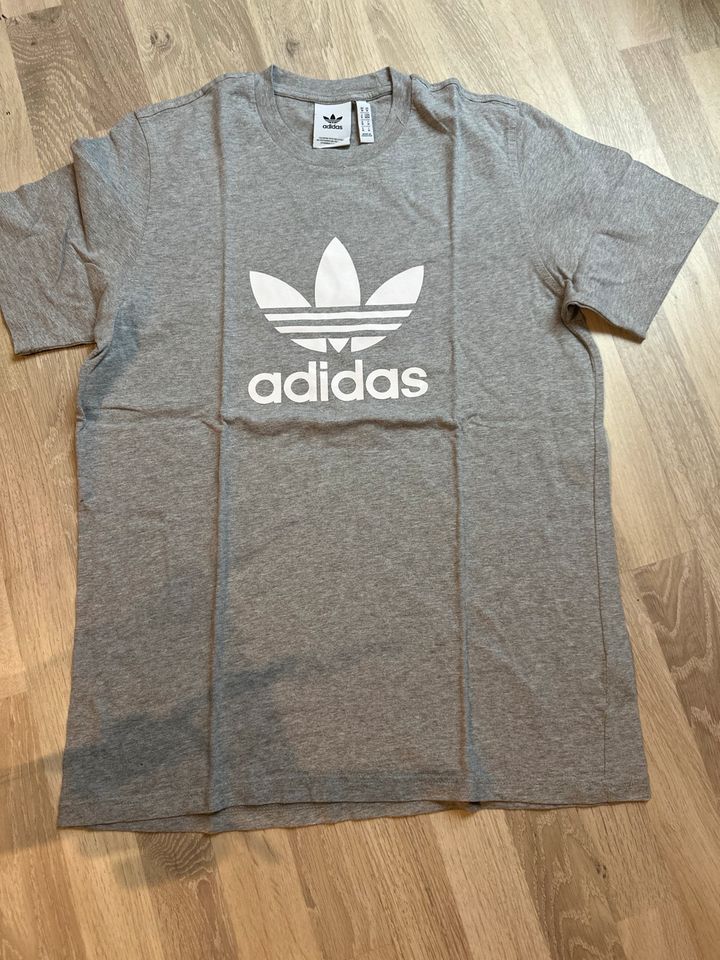 Adidas Shirt in Herne