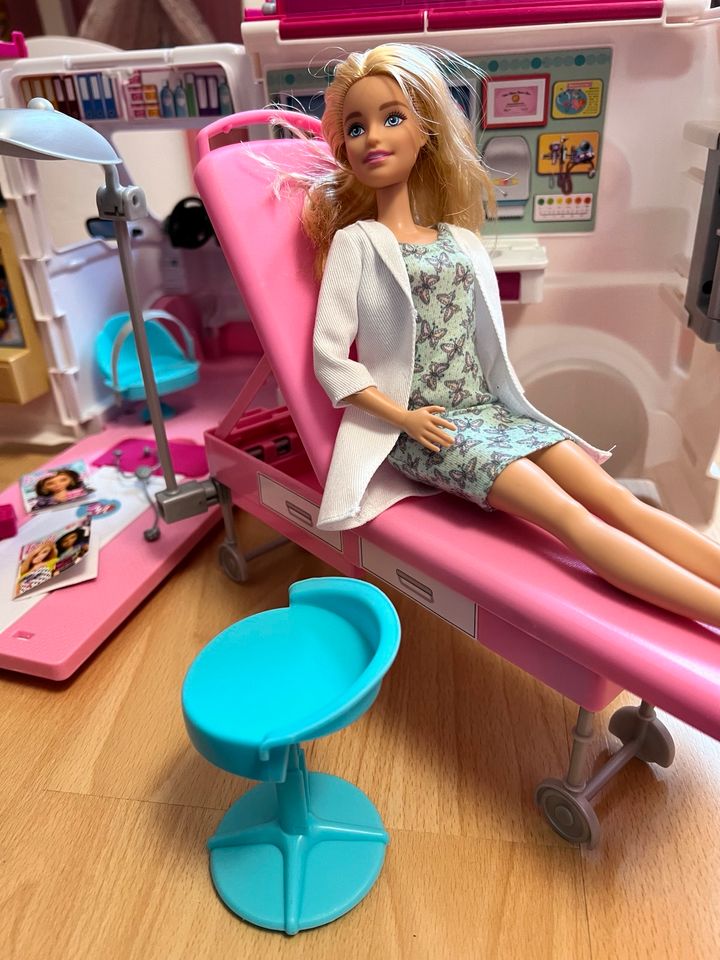 Barbie Sets Krankenwagen Roller Kleidung u.v.m in Sankt Augustin