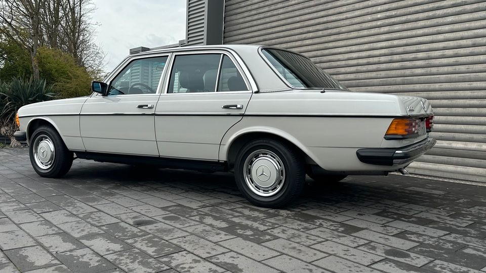 Mercedes-Benz 200 W123 im Topzustand, 2. Hand, Sonderlack ab Werk in Andernach