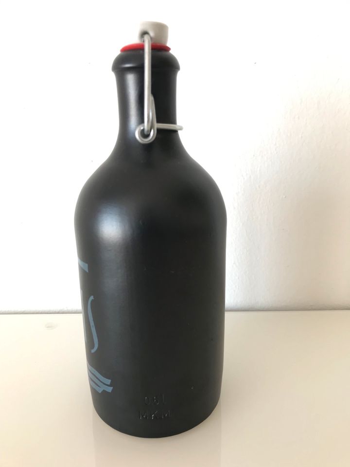 Weihwasserflasche Flasche schwarz grau Bügelverschluss in Wasserburg am Inn