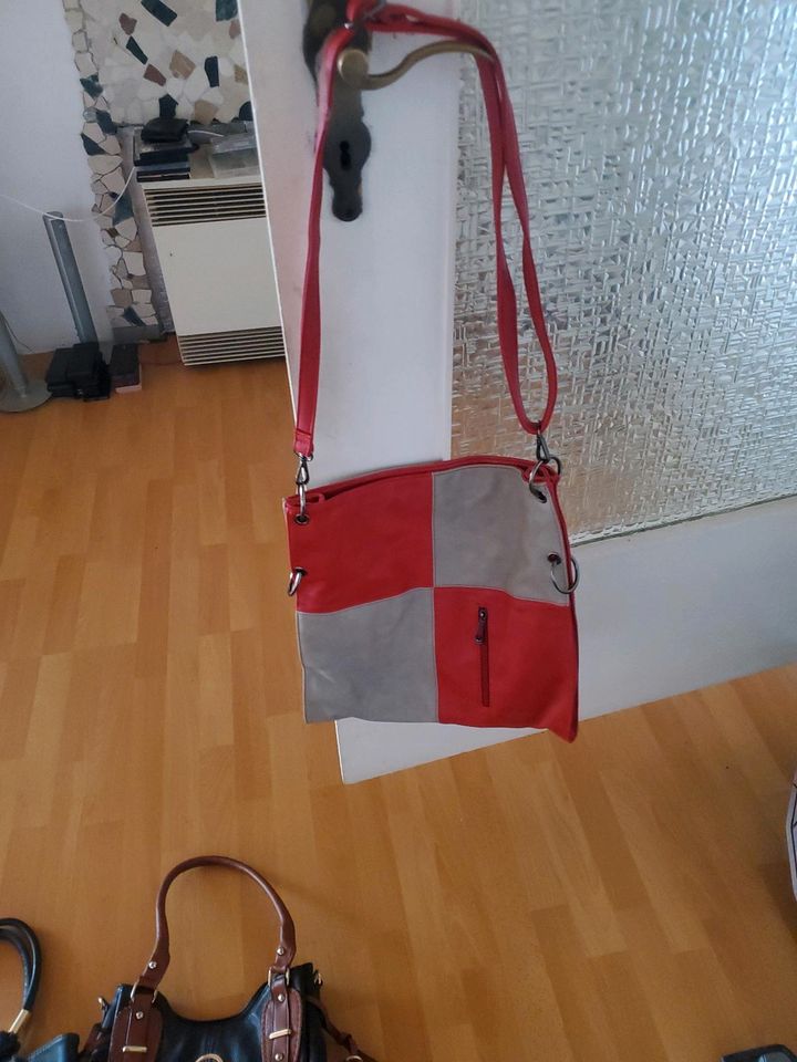 6 schöne damen handtaschen in Rülzheim