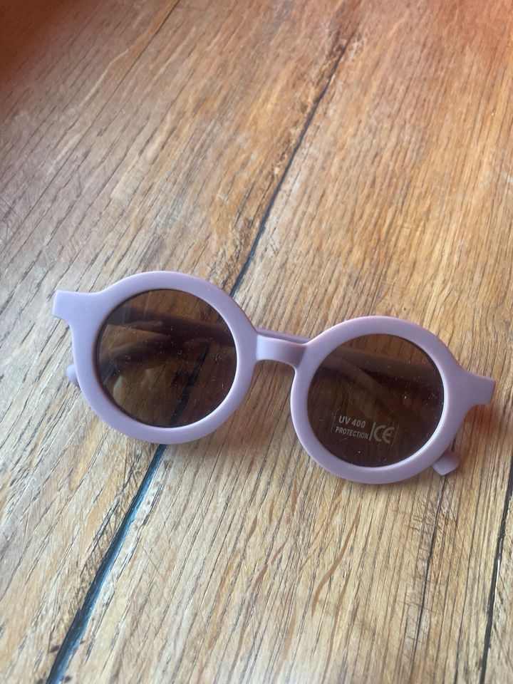 Eine nagelneue Kindersonnenbrille in Fintel