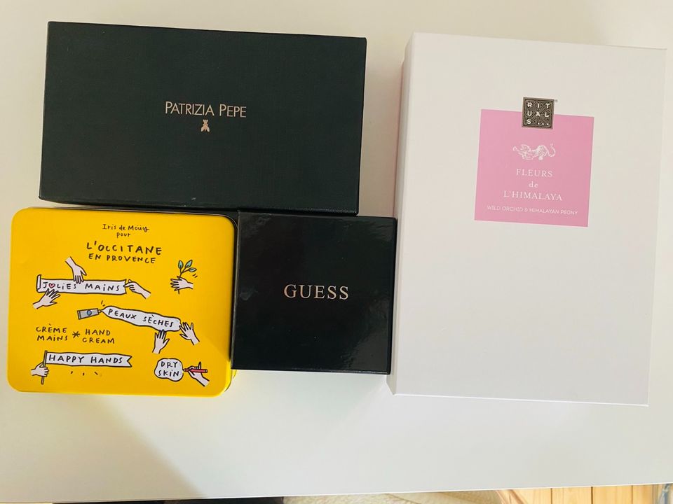 Kartons Boxen Patrizia Pepe Rituals Lanvin Guess L‘Occitane leer in Aschaffenburg