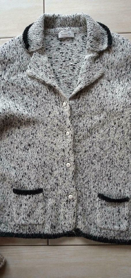 Strickjacke (- n )/ Pullover Bonita mit Wolle  gr.M in Flensburg