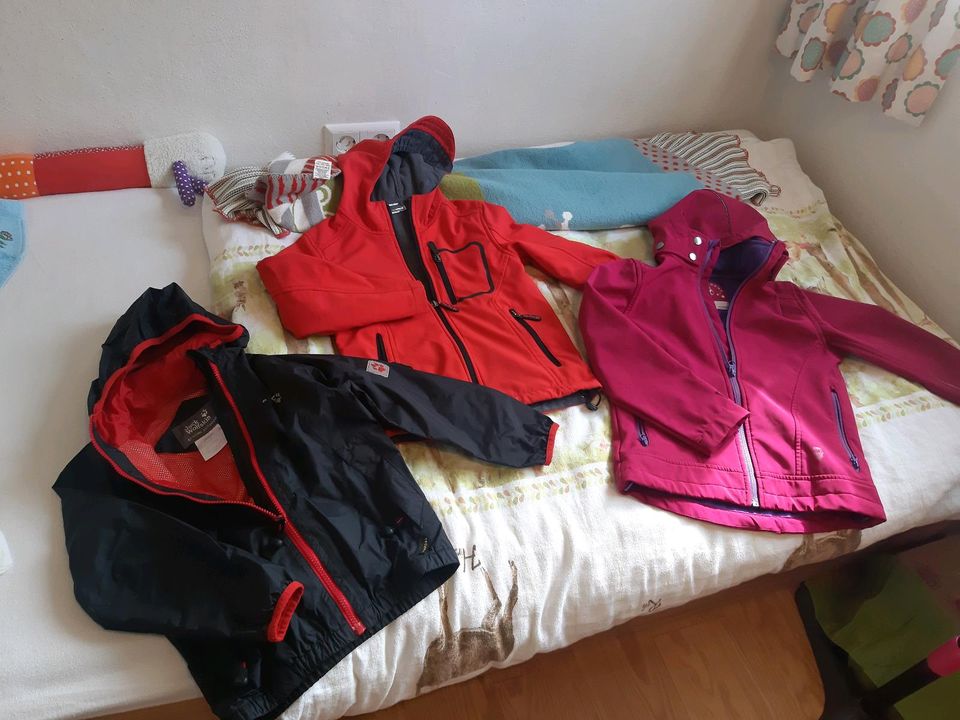 Jack Wolfskin Regenjacke , Softshell Jacke in rot und in lila in Gomadingen