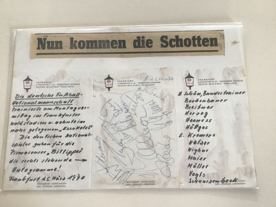 Autogramme deutsche Weltmeistermannschaft 1974 in Pirmasens