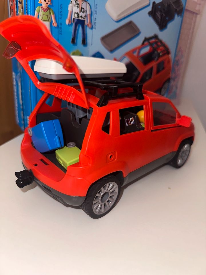 Playmobil Family Auto +Zubehör in Großostheim