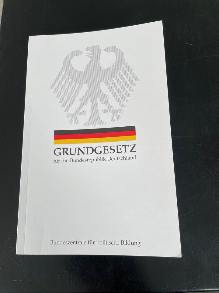 Grundgesetz Buch in Fröndenberg (Ruhr)