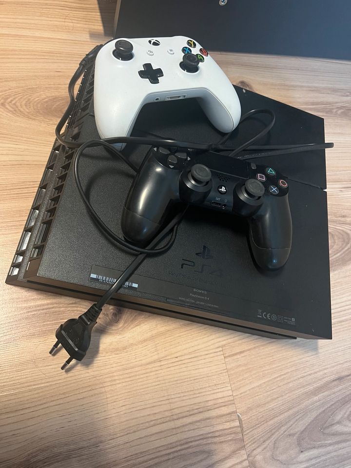 PlayStation 4 mit einem Controller ( schwarz) in Neumarkt i.d.OPf.