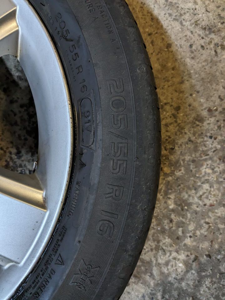 Vier Sommerreifen 205/55 R16 auf Alufelge Mercedes in Tellingstedt