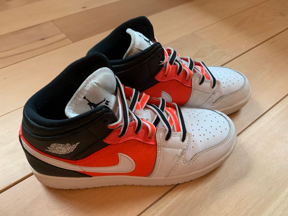 Nike Air Jordan 1 mit rot/orange, Sneakers, Gr. 38,5 in Dietmannsried