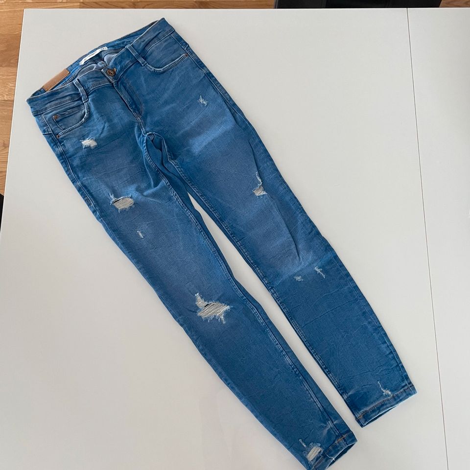 Blaue Zara Jeans in Frankfurt am Main