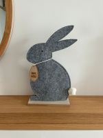 Dekoration Osterhase Hase Filz grau Holz Geschenk Ostern easter Niedersachsen - Bockhorn Vorschau