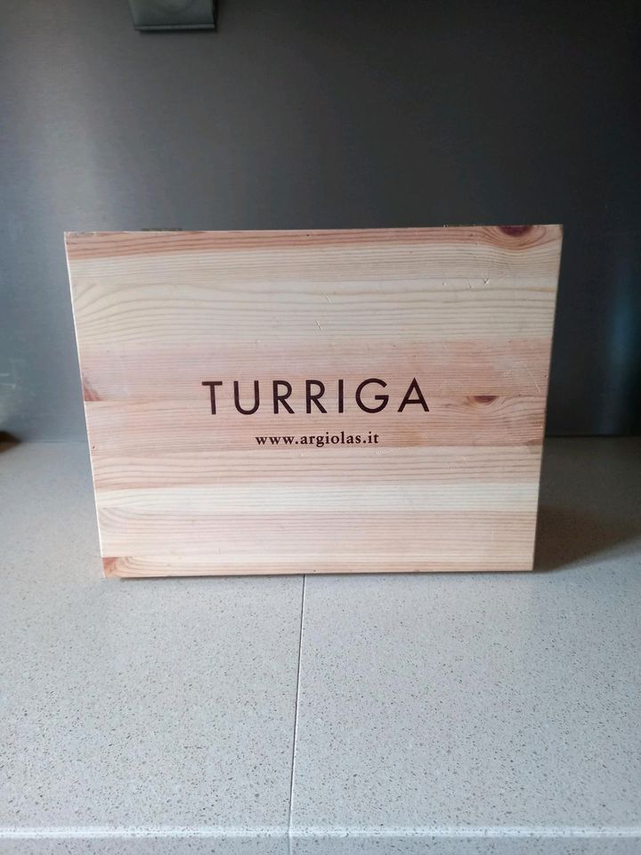 Weinkiste von Argiolas Turriga in Berlin