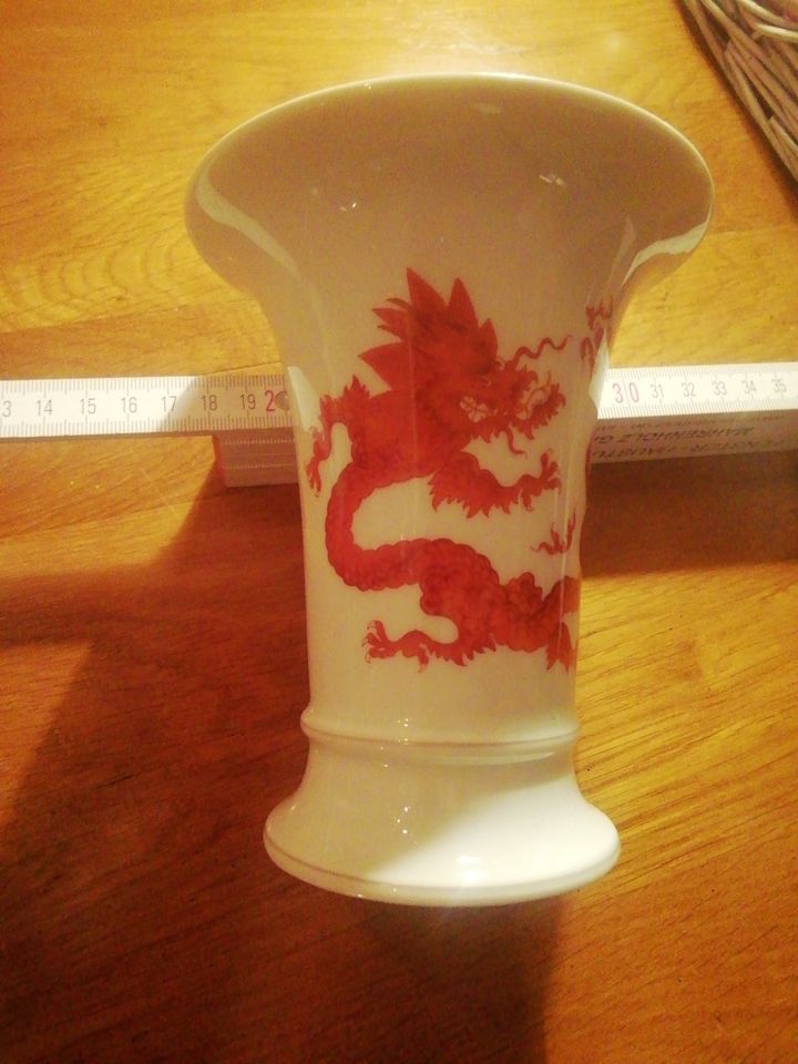 Vase, Meissen mit Drachenmotiv, Trompetenform in Wedel