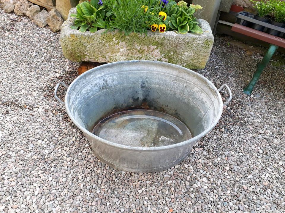alte antike Zinkwanne Zinkbadewanne Pflanzkübel Gartenteich in