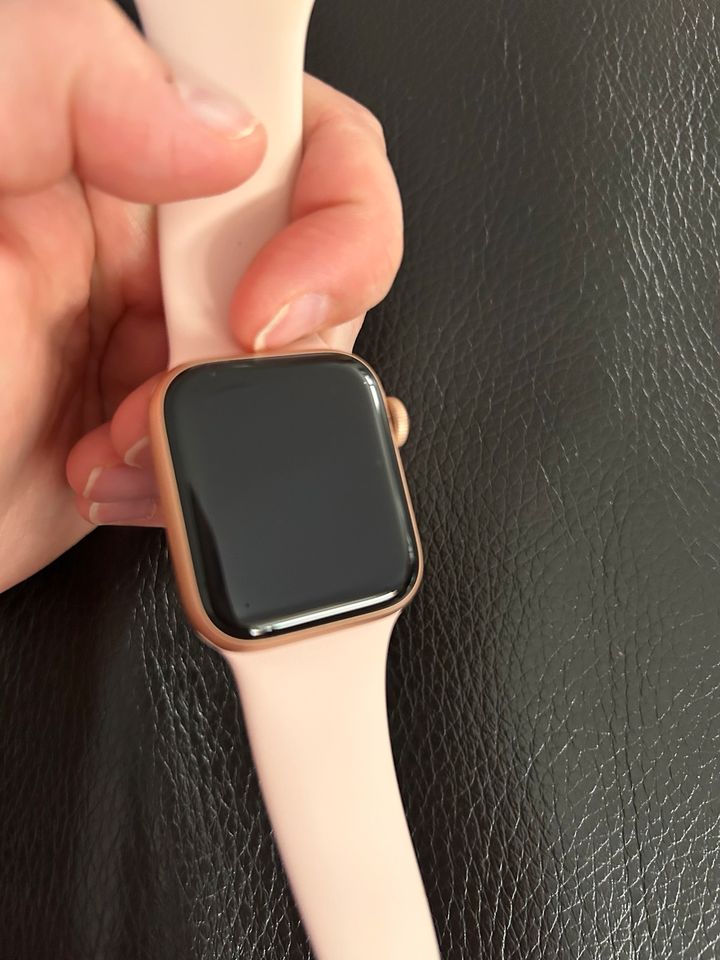 Apple Watch Series 6 40mm Gold mit Zubehör in Bergkamen