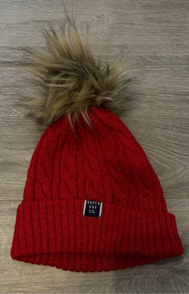 Superdry Mütze Rot Bommel in Seligenstadt