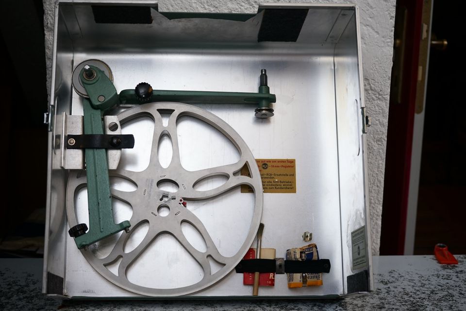 RFA Filmprojektor Modell 400, 16mm mit Lausprecherbox in Rott am Inn