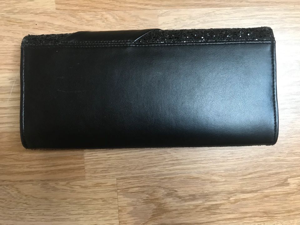 Schwarze Clutch in Köln