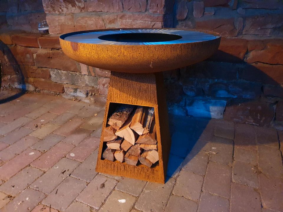 Feuerschale Feuersäule mit Grillring Plancha Ø 70cm, Holzfach in Mömlingen