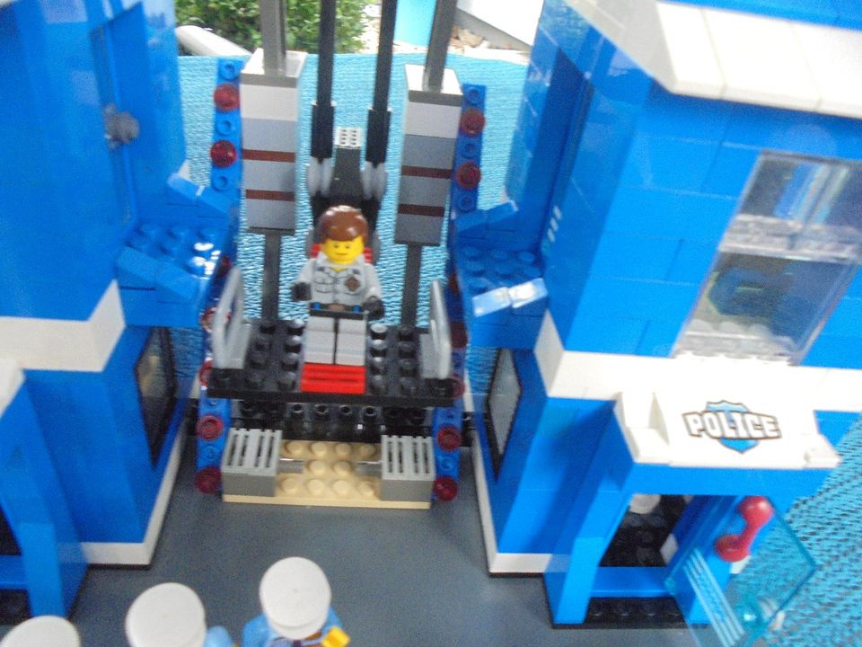 Lego City : Modernes Polizeirevier Marke Eigenbau in Warburg